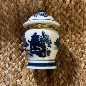 Mini Asian Inspired Urn. Good condition. See pics for measurements.